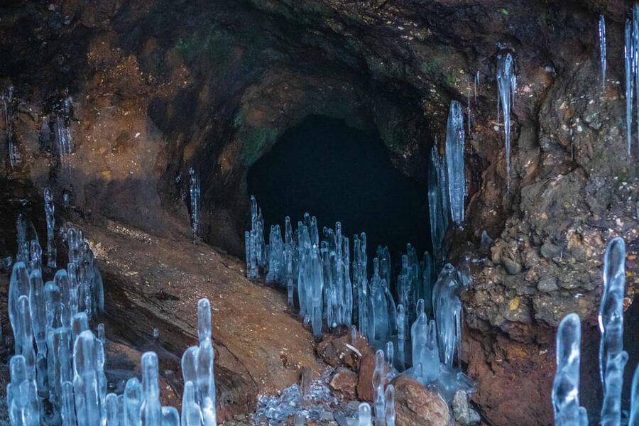 Bamboo Ice Cave: Snowshoe to see a natural phenomenon! - Snowshoeing through the white forest