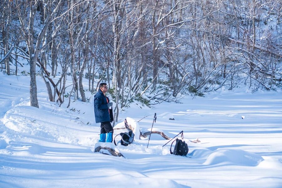 Lake Tachibana: Snowshoe to a frozen lake! - Reaching the frozen lake after the climb