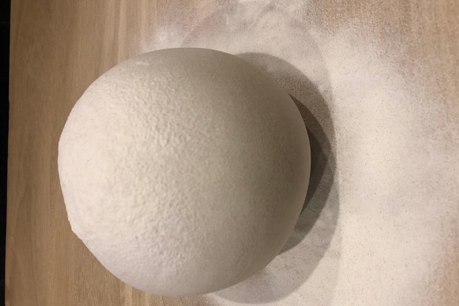 Mondo's most popular plan! Experience making soba noodles and the king of Japanese cuisine, tempura, in Sapporo! - Stretching the dough into a thin sheet