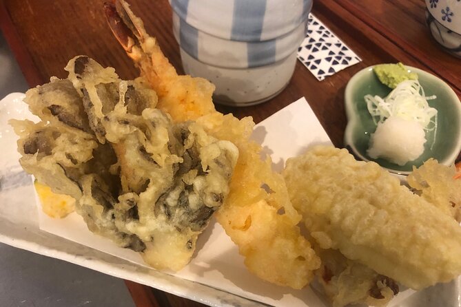 Mondo's most popular plan! Experience making soba noodles and the king of Japanese cuisine, tempura, in Sapporo! - Cutting the noodles with a traditional knife