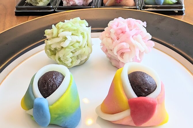 Wagashi traditional japanese sweets class - What makes Yuki a good host